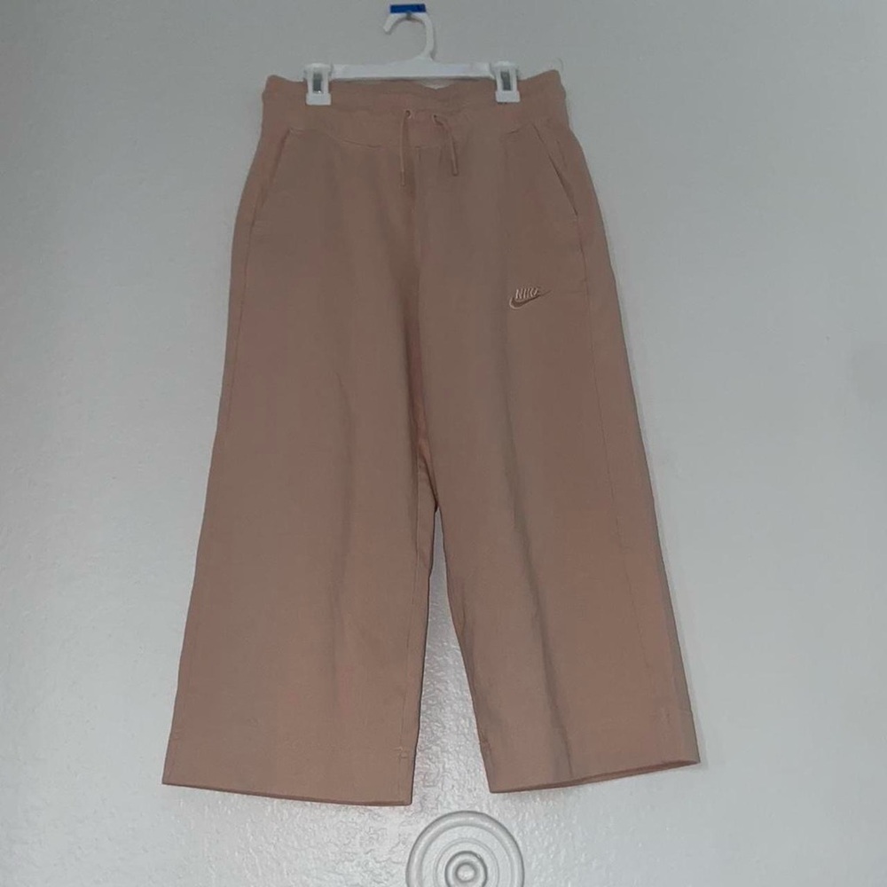 Tan Nike printed sweatpants casual streetwear retro vibes cropped gym wear pants